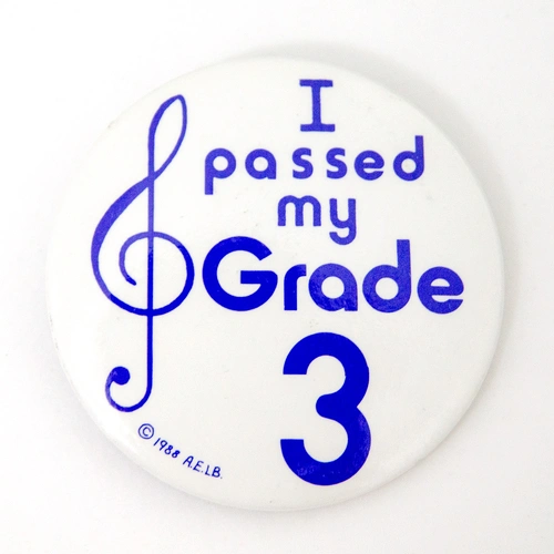 I Passed My Grade 3 Badge 55mm Ø - White Circular with Blue and Red Printing, Made in England